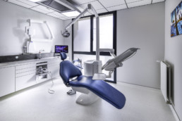 cabinet dentaire avec fauteuil bleu brillant dans salle blanche
